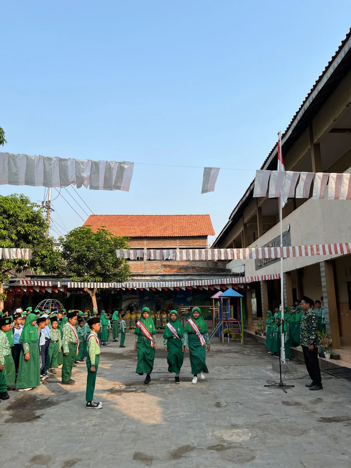 Upacara Bendera MI Al Muta’allimin Tanamkan Makna Kedisiplinan kepada Siswa